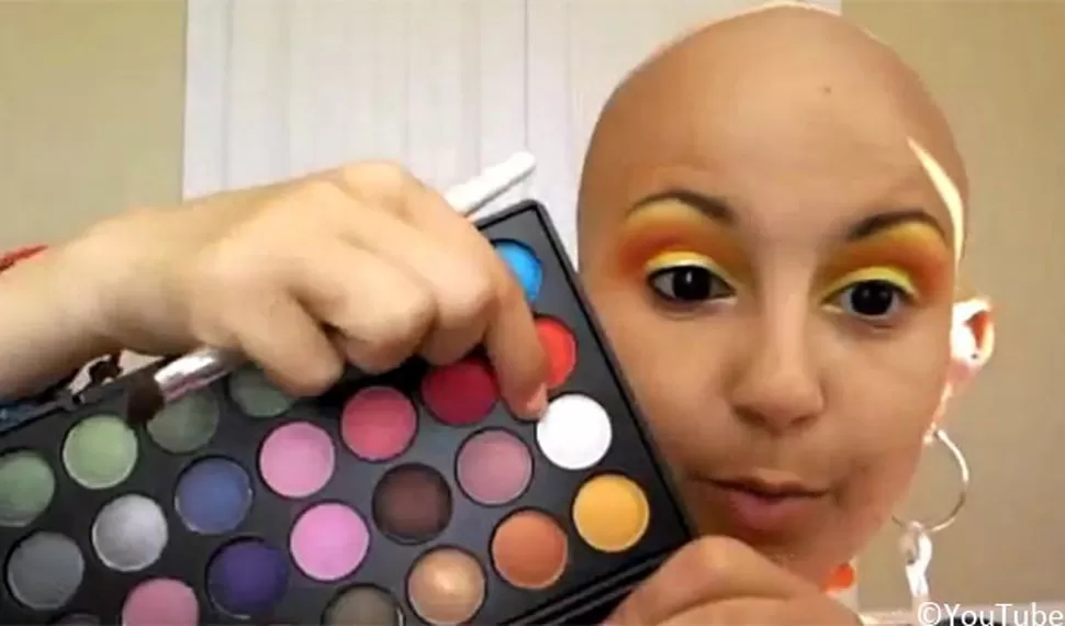SORPRENDENTE. Talia Castellanos explicando a sus fans como maquillarse. CAPTURA DE VIDEO.