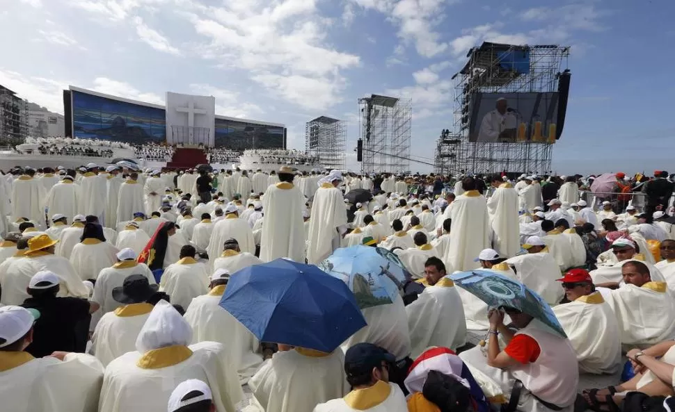 A LA PAR. Unos 3 millones de fieles rodearon al papa en la misa de clausura de la Jornada Mundial de la Juventud que se realizó ayer en Copacabana. REUTERS
