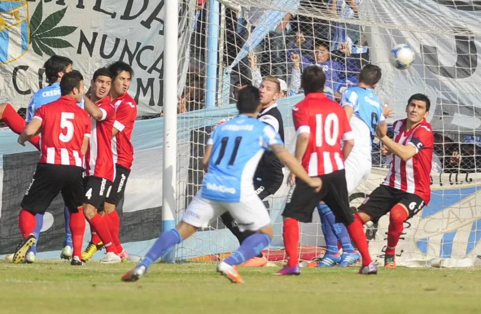 LA VEN PASAR. San Martín no pudo con un Atlético certero y López (con la mirada en la bocha) no pudo comandar la defensa, que fue un punto flojo en el equipo. LA GACETA / FOTO DE JORGE OLMOS SGROSSO 