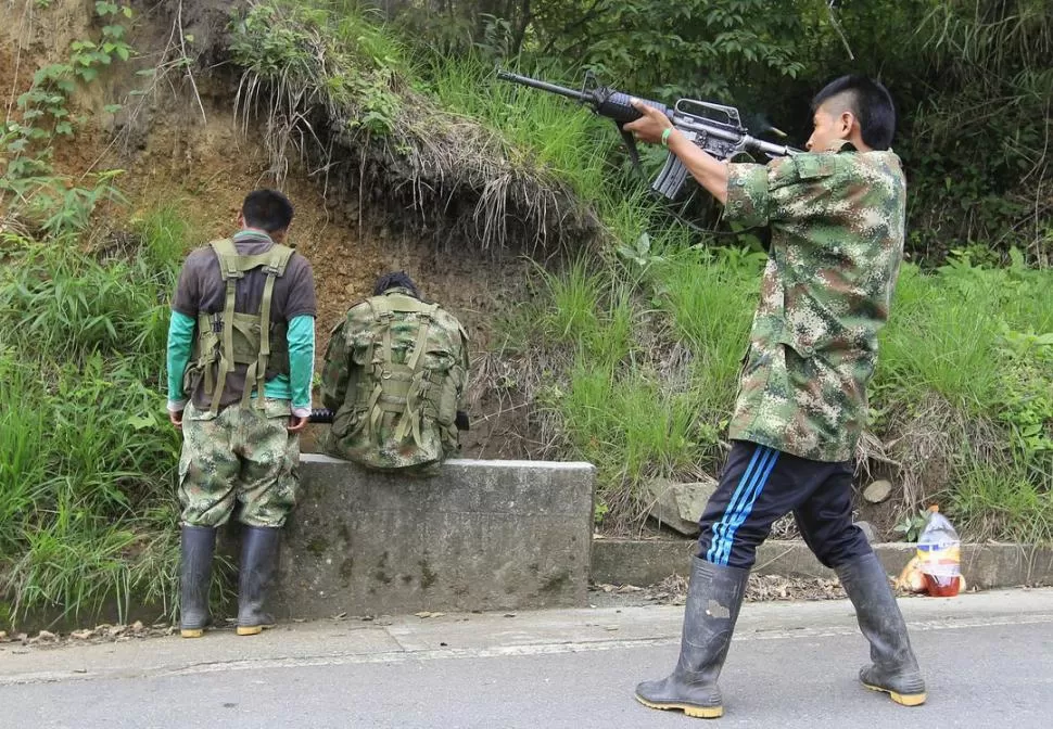 MONTAÑAS DEL CAUCA. Un guerrillero de las FARC dispara contra militares REUTERS