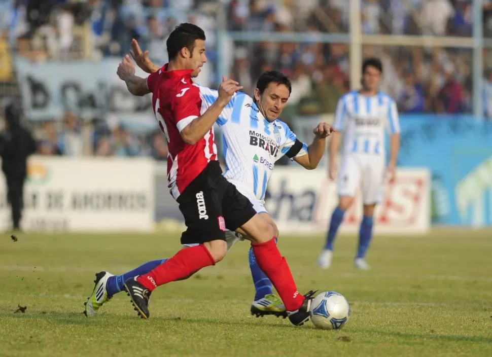 HÉROE Y VILLANO. De Muner, de flojo partido, se anticipa a una de la figuras de la tarde en el Monumental: Barrado. 