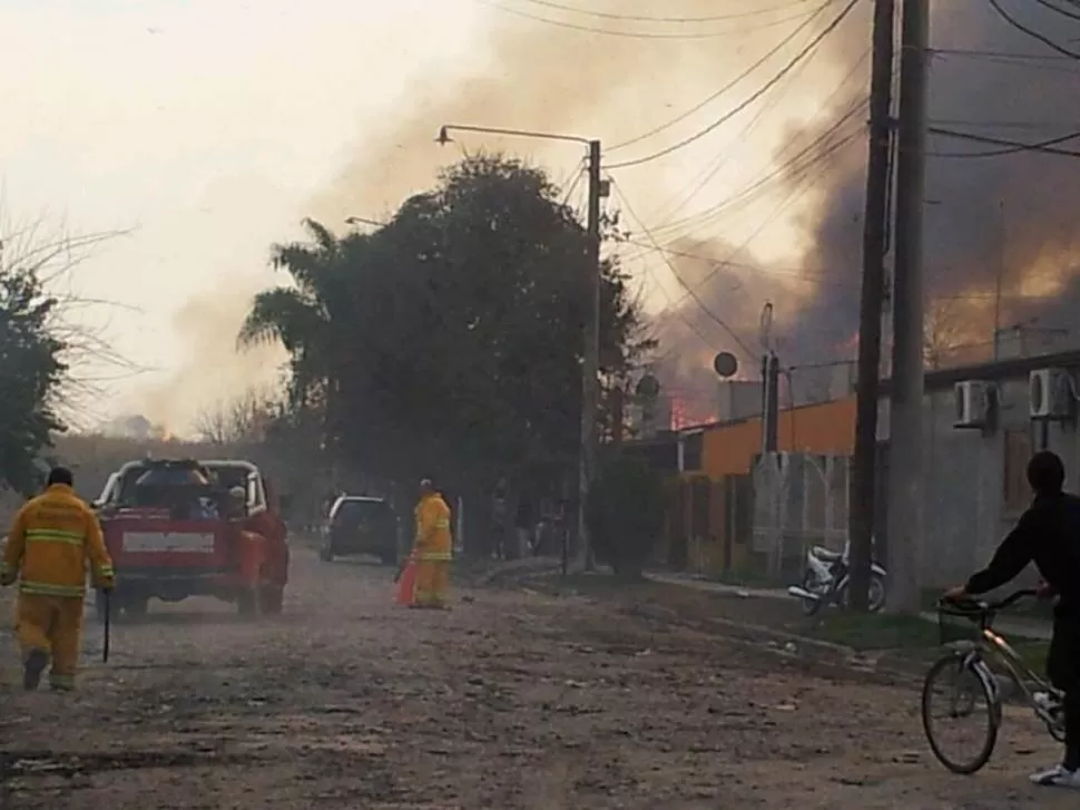 ASISTENCIA DE LOS BOMBEROS. Un incendió inquietó a los vecinos de algunos barrios de Bella Vista. FOTOS GENTILEZA MARIA FLORENCIA ESCODA