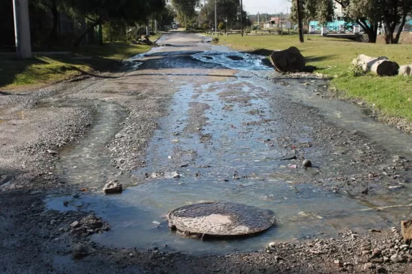 Denuncian a la SAT por un derrame cloacal