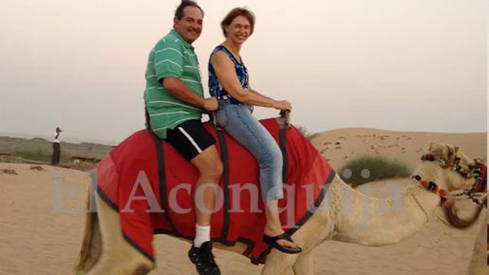 RELAJADOS. Alperovich y la senadora Rojkés, paseando en camello. FOTO TOMADA DE ELACONQUIJA.COM