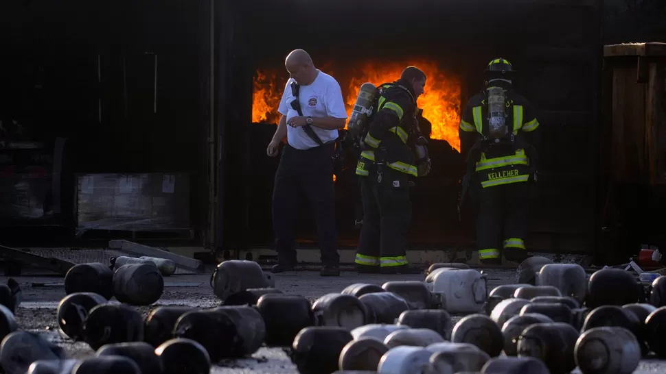 UN SUSTO. Varias dotaciones de bomberos tuvieron que trabajar para rescatar a una veintena de trabajadores que se encontraban en el lugar. REUTERS