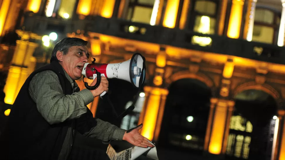CRITICO. Lebbos, con su megáfono en mano, criticó duramente al gobernador y comenzó a gritar hacia el palacio gubernamental para pedirle a Alperovich que salga. LA GACETA / FOTO DE DIEGO ARAOZ
