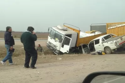 Un camión y una camioneta chocaron en la autopista Tucumán-Famaillá