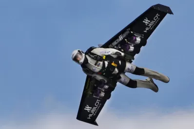 Jetman voló junto a un avión de combate ayudado por alas a reacción