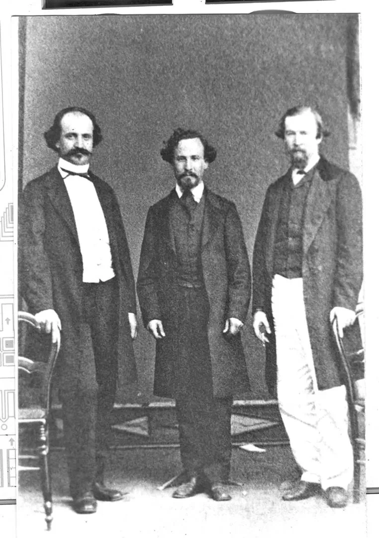 JOSÉ IGNACIO ARÁOZ Y CÓRDOBA. El vicerrector del Nacional aparece al centro. A la derecha, el profesor Ruperto Fotheringham, en esta foto de la década de 1870. LA GACETA / ARCHIVO