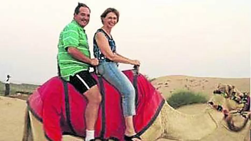 CUESTIONAMIENTO. Alperovich y Beatriz Rojkés fueron fotografiados paseando en un camello. (www.elaconquija.com)
