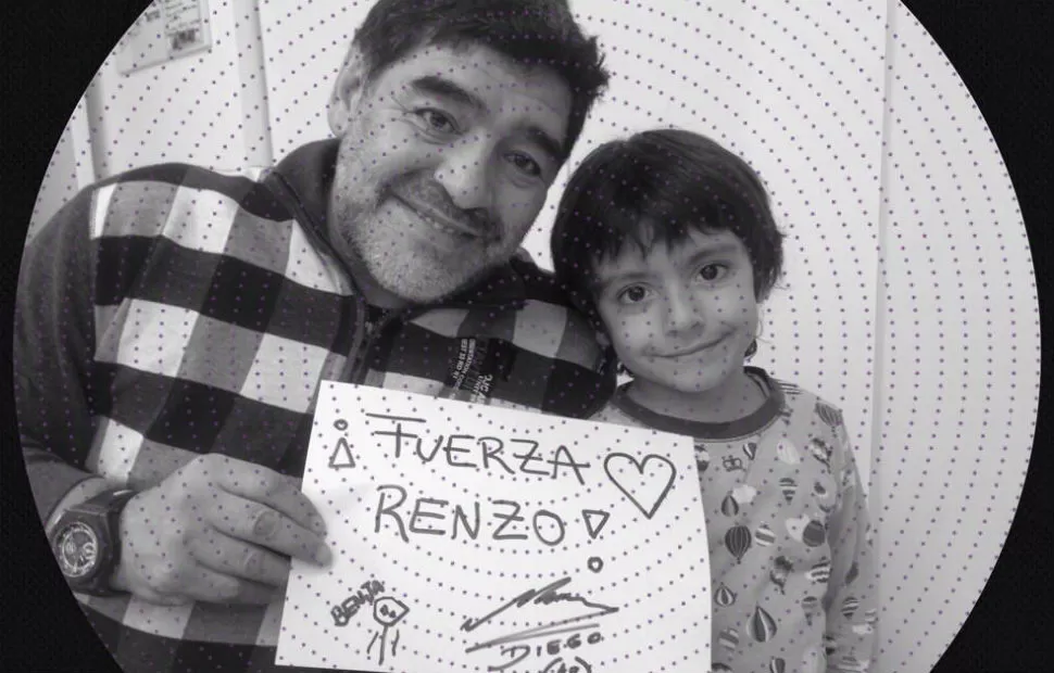 IMAGEN. Diego y su nieto, y un mensaje solidario. FOTO TOMADA DE TWITTER