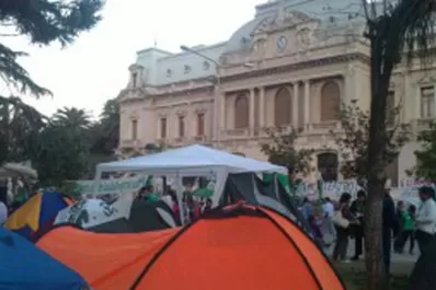 Estatales acampan frente a la Casa de Gobierno de Jujuy