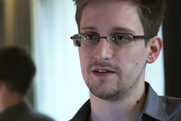 Snowden recibe asilo temporal en Rusia