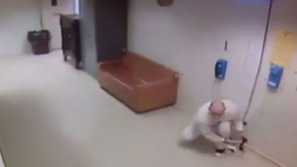 ESCAPE. El delincuente deja el teléfono en el piso y emprenda la fuga. CAPTURA DE VIDEO.