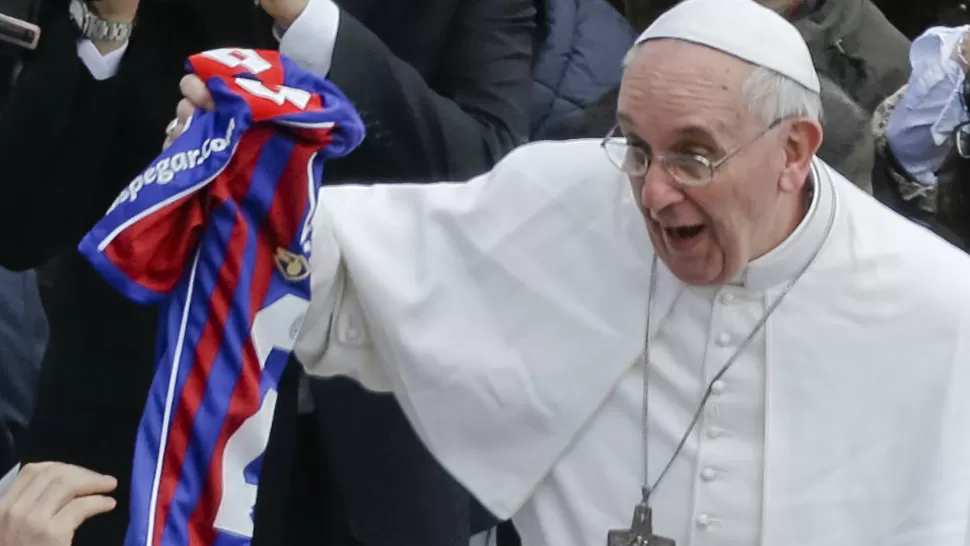 FANÁTICO. El Papa Francisco no oculta su pasión por el fútbol. FOTO TOMADA DE DIAADIA.COM.AR