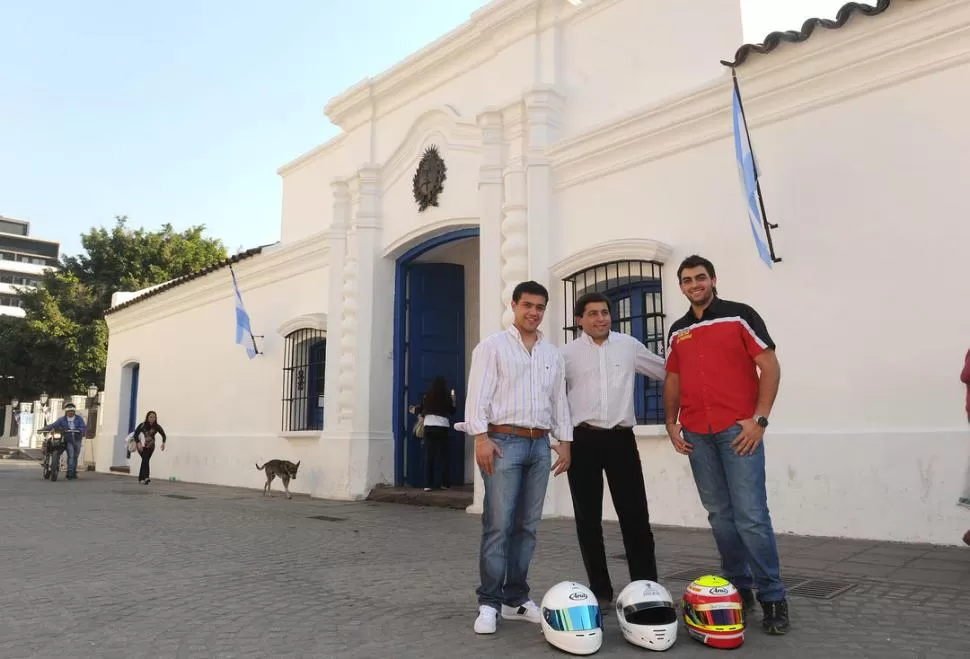 LA PREVIA. Maxi Bestani, Lucas Mohamed y Pablo Ortega se reunieron en LA GACETA, pasearon por la zona céntrica y terminaron su recorrido en la Casa Histórica.  