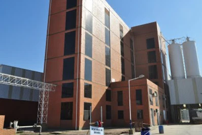 Continúa el bloqueo de camioneros en un molino harinero por el despido de choferes en Cruz Alta