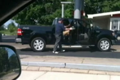 Detienen a dos policías que salían a robar a punta de pistola