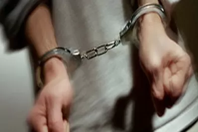 Se fugó un preso delante de los guardias y huyó en taxi