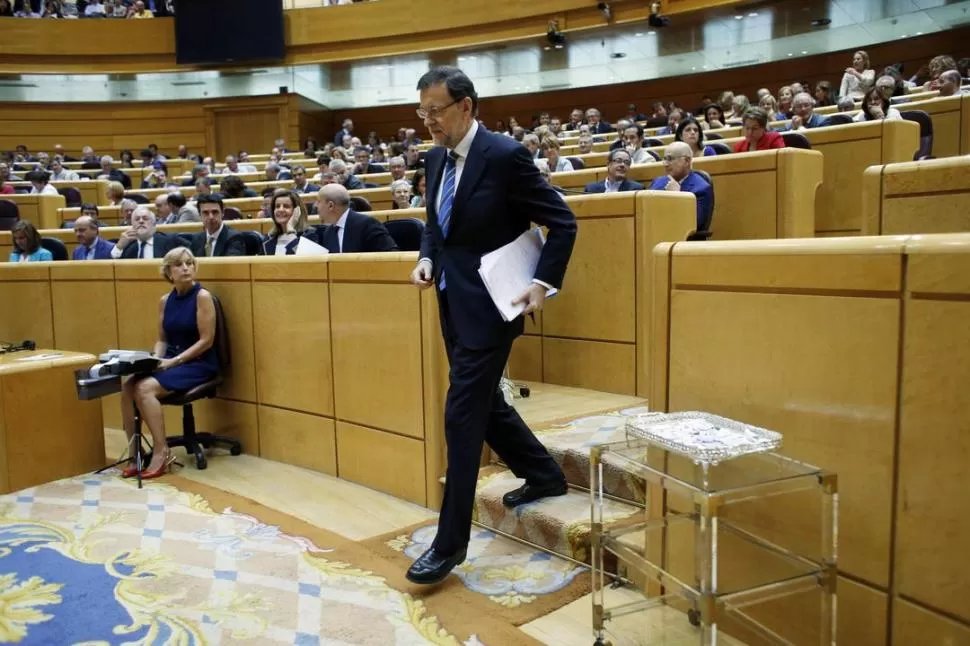 HACIA ABAJO. Rajoy compareció ante los diputados en el recinto del Senado español, porque el edificio de la Cámara Baja está en refacciones. REUTERS