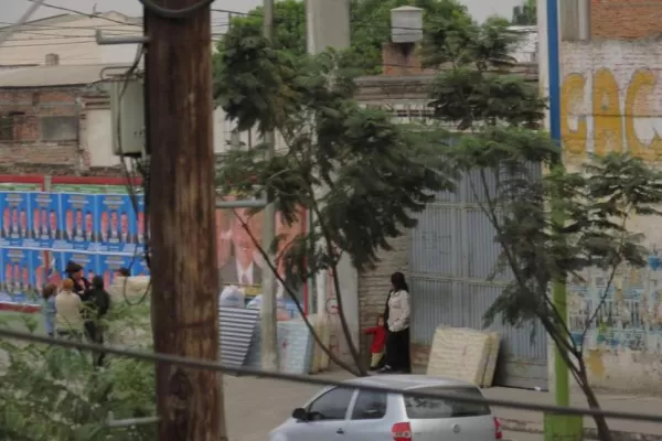 Opositores critican la entrega de chapas y colchones en la capital