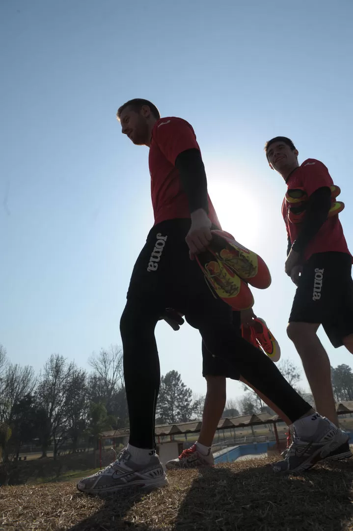 CON LOS BOTINES EN LA MANO. Ojeda y Lescano, como el resto del plantel, aprovecharán para hacer otras actividades. 