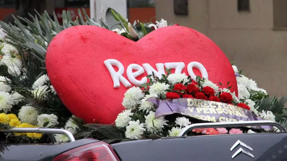 CONMOVEDOR. Un corazón con el nombre del nene, en el auto que lo trasladaba al cementerio. FOTO DE TELAM