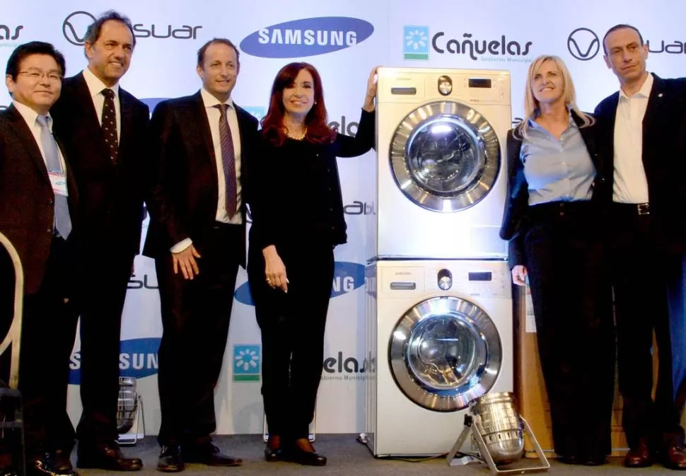 EN CAÑUELAS. El martes, Cristina anunció inversiones junto a un directivo de Samsung, a Scioli y a candidatos K. DYN