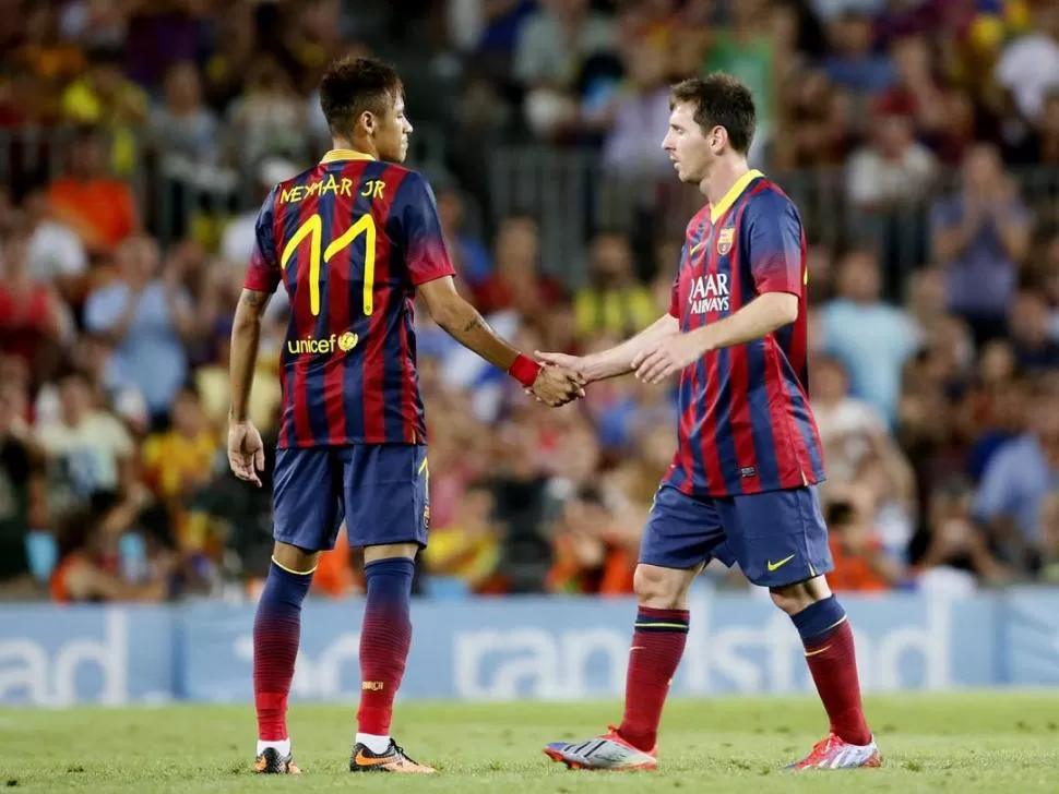LAS PRIMERAS SOCIEDADES. Messi da la bienvenida a Neymar en el campo donde ambos compartieron 17 minutos. REUTERS