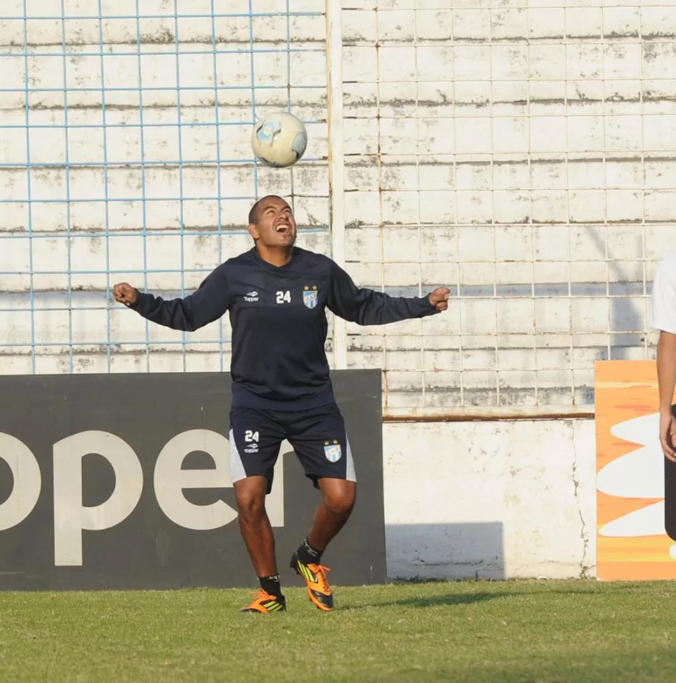 MALABARISTA. Carabajal, el abanderado de la garra decana también sabe dominar el balón, como lo demuestra la imagen. LA GACETA / FOTO DE HéCTOR PERALTA