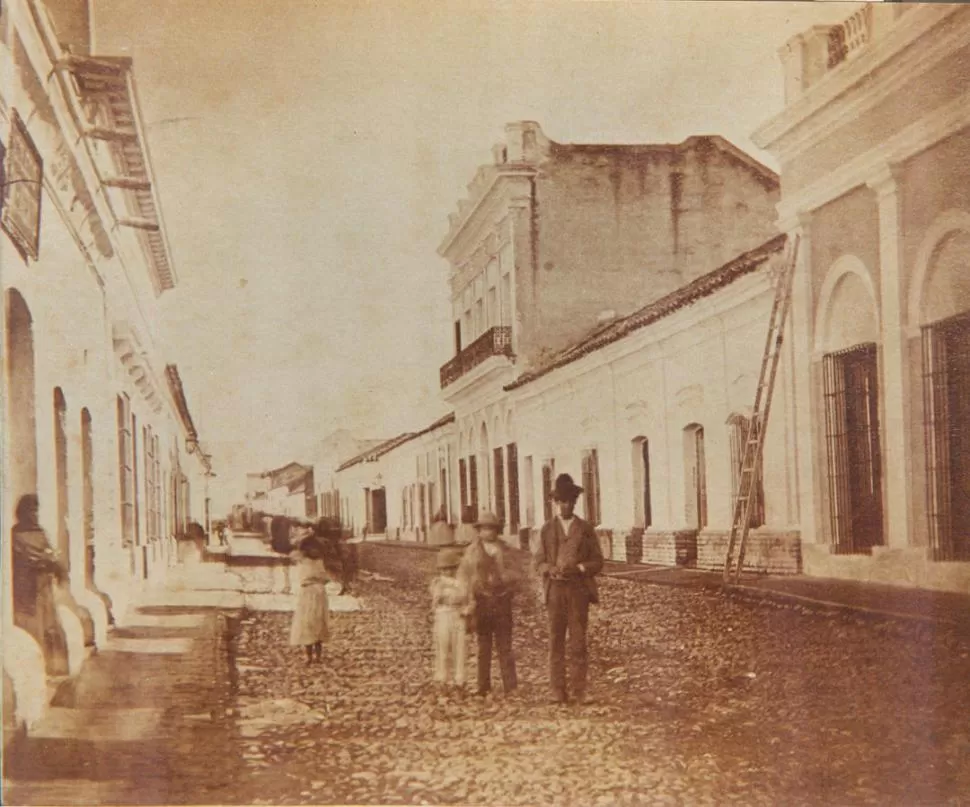 ULTIMAS DÉCADAS DEL SIGLO XIX. Hacia 1880, este era el aldeano aspecto de la calle 24 de Setiembre al 500, enfocada por el fotógrafo mirando al cerro.