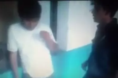 Difunden el video de la brutal golpiza de un policía a un joven detenido