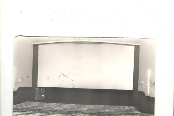 Broadway, el cine de los tres nombres y la pantalla gigante