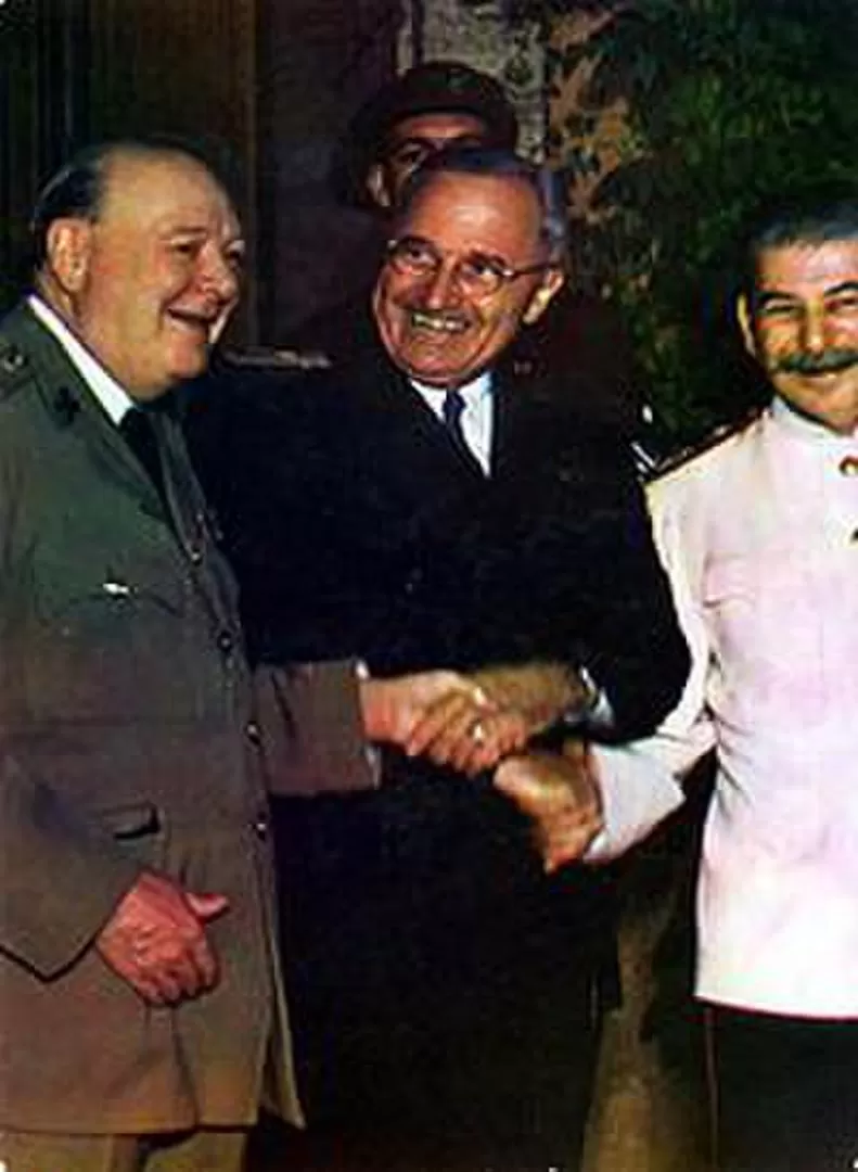 EN POSTDAM. Churchill, Truman y Stalin ya se sienten ganadores de la guerra contra Alemania y Japón. 