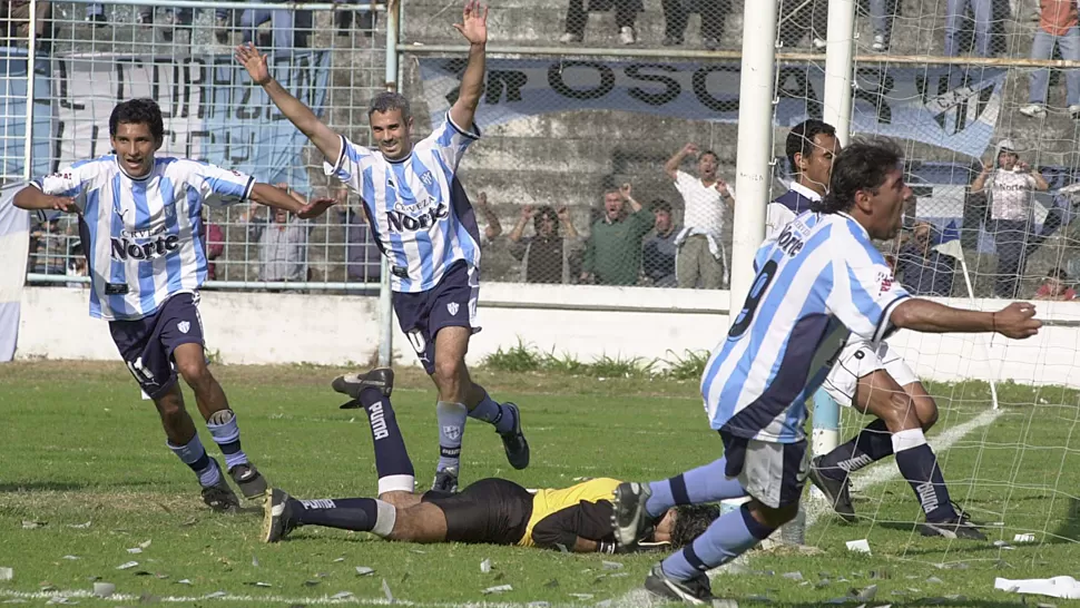OTRO LUGAR DESCONOCIDO. Luego de descender en 2001/2002, el 8 de septiembre de 2002 jugó su primer partido en el Argentino A. Goleó 7 a 1 a 13 de Junio de Pirané. ARCHIVO LA GACETA 