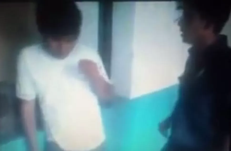AGRESION. El policía golpeando al joven en la comisaría de Orán. CAPTURA DE VIDEO. 