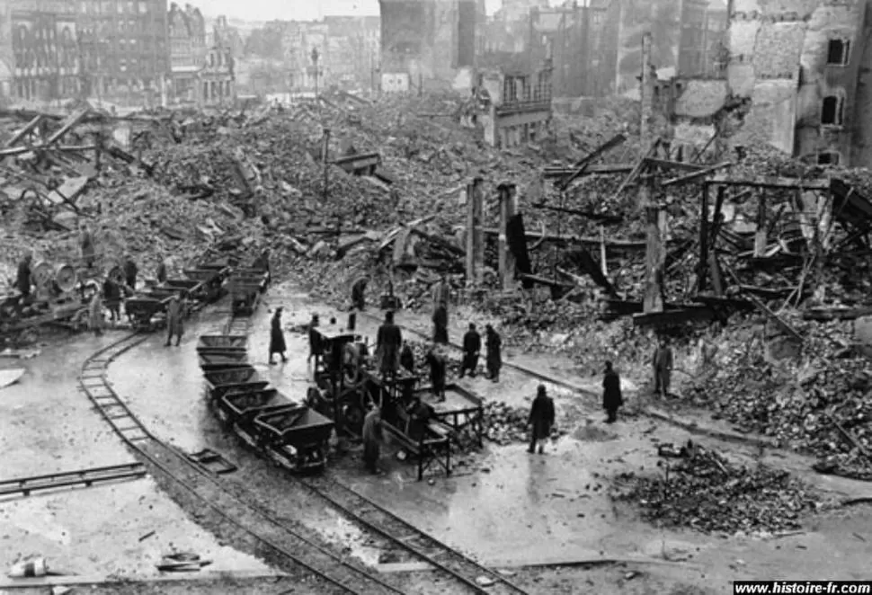 CIUDAD DEVASTADA. Tras los bombardeos del 3 agosto de 1943, en Hamburgo murieron más de 35.000 personas y unas 500.000 quedaron sin viviendas. HISTOIRE-FR.COM