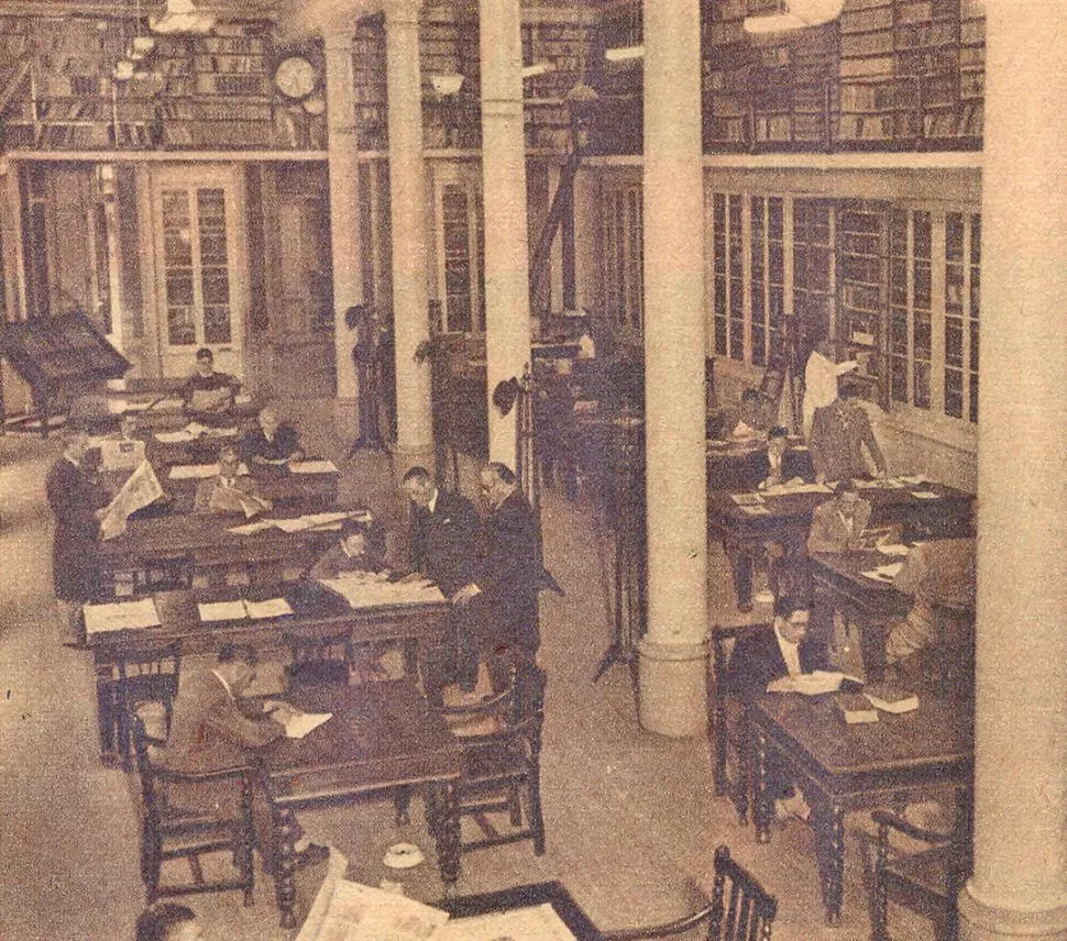  LA BIBLIOTECA SARMIENTO. Aspecto del salón de lectura en 1945, quince años después del comentario de Zoilo Agudo. LA GACETA / ARCHIVO