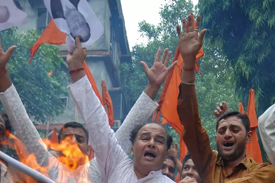 RELACIONES TIRANTES. Militantes del partido indio Shiv Sena queman una bandera de Pakistán en protesta por la muerte de los militares. REUTERS