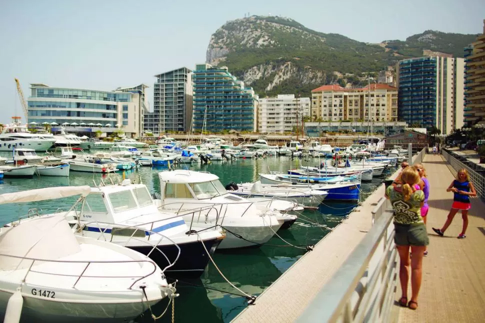 LA ROCA DE LA DISPUTA. España podría cerrar su espacio aéreo a aviones rumbo al aeropuerto de Gibraltar.  REUTERS