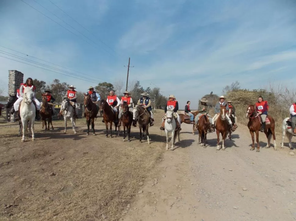 PREPARADOS. Jinetes y amazonas de todas las edades participaron en El Timbó. 