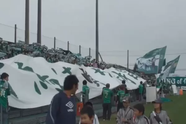 Una hinchada japonesa canta Beso a Beso de la Mona