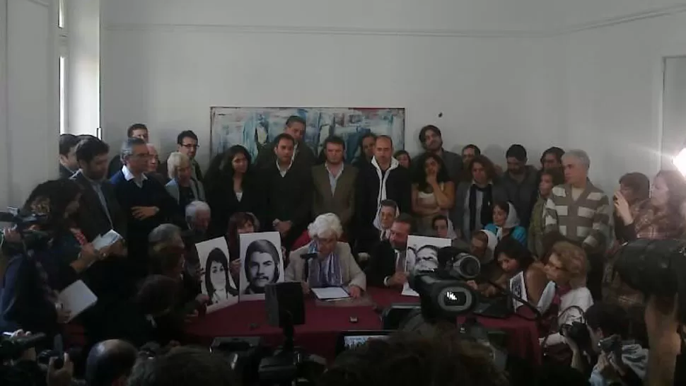 La conferencia de Abuelas de Plaza de Mayo, para anunciar que Pablo Germán Athanasiú recuperó su identidad. FOTO DE @ABUELASDIFUSION