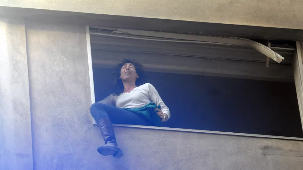 TENSIÓN Y PÁNICO. Una mujer se asomó a la ventana de su departamente aguardado ser rescatada. TELAM