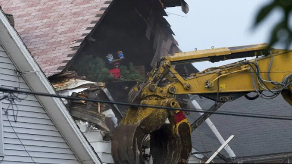 CON TOPADORAS. La casa de tres pisos quedó demolida en menos de medio día. FOTO TOMADA DE CCNNENESPAÑOL.CNN.COM
