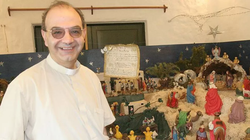 SACERDOTE. El padre Jorge Gandur, frente a un pesebre de la Parroquia de Yerba Buena. LA GACETA