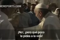 El papa Francisco se detuvo a charlar con peregrinos luego de rezar