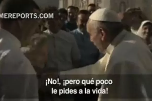 El papa Francisco se detuvo a charlar con peregrinos luego de rezar