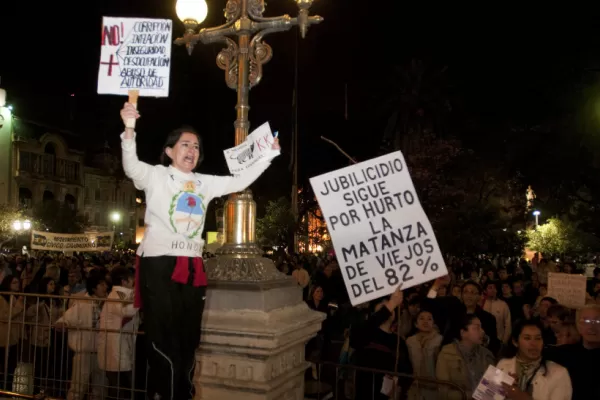 Los tucumanos salieron a la marcha pero no llenaron la plaza