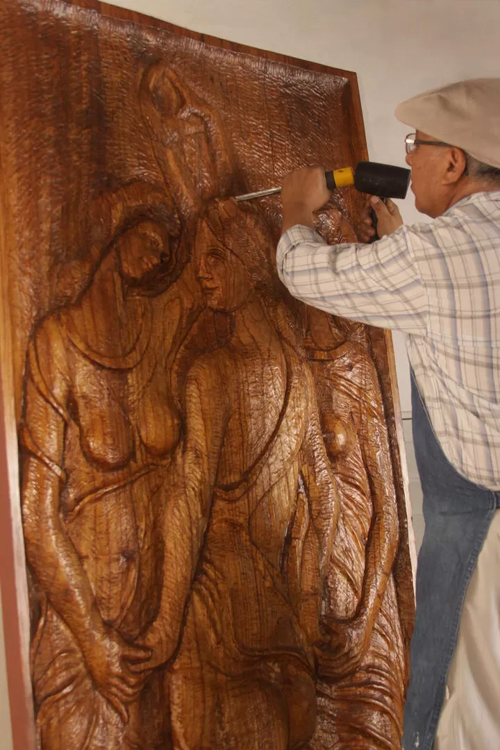 UN APASIONADO. Francisco Fernández trabaja sin descanso en el taller de su casa, adonde hace obras en madera y en piedra. 